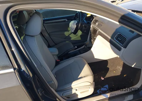 2017 Volkswagen Passat 1.8T R-Line z USA, uszkodzony, nr VIN 1VWDT7A39HC047786